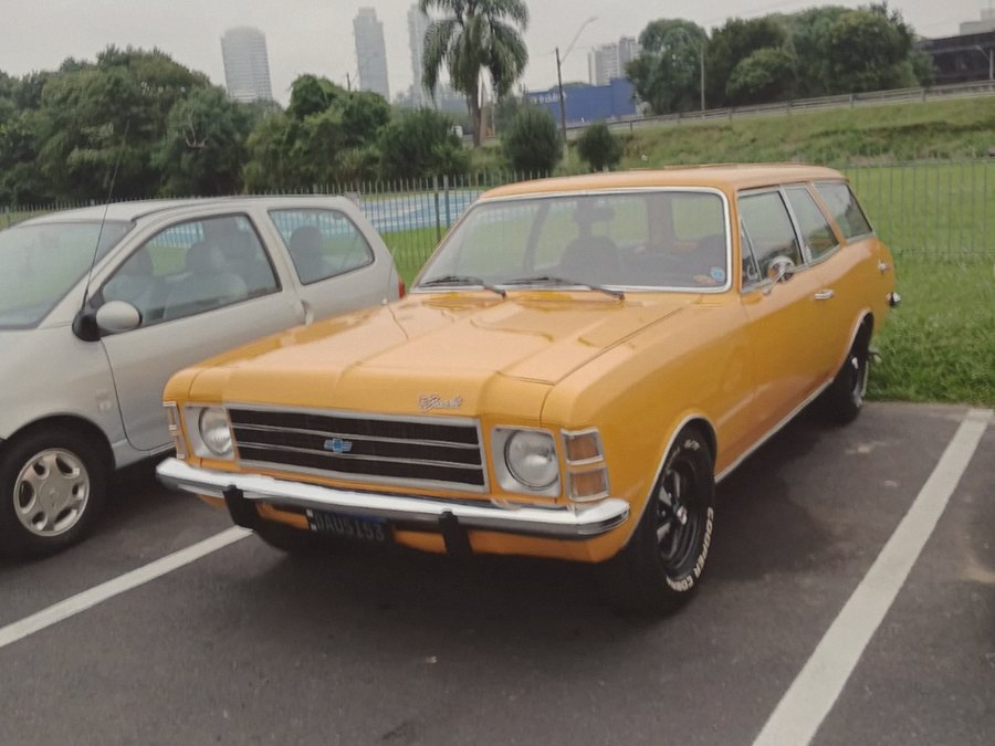 Chevrolet Caravan amarela vista de frente