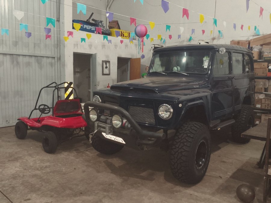 Jipe preto e kart na garagem da sede